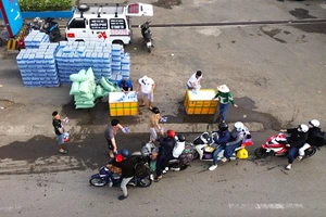 12.000 chai nước suối nghĩa tình tiếp sức người dân miền Tây về quê đón Tết