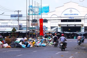 Cận Tết, rác sinh hoạt tồn đọng khiến phố phường Tây Ninh nhếch nhác