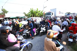 Quốc lộ N2 quá tải, hàng ngàn xe chậm chạp về miền Tây