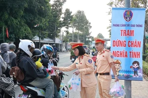 Trạm dừng chân nghĩa tình tiếp sức người dân về quê đón Tết