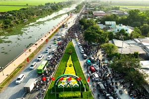 Nắng gắt mùng 6 Tết, người dân miền Tây vất vả trở lại TP.HCM