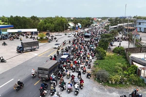 Quốc lộ 62 và Quốc lộ N2 ùn ứ kéo dài, phương tiện xếp hàng nhiều km