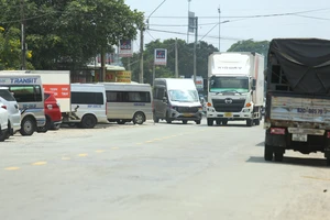 Quốc lộ 62 bị lấn chiếm, người dân phải “sống chung với nguy hiểm”