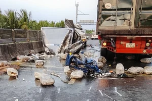 Xe tải tông đuôi xe container dừng phía trước trên cao tốc, phụ xe tử vong