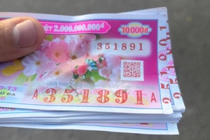 Nam nhân viên quán sườn muối ớt trúng 9 tờ vé số đặc biệt và 6 tờ an ủi