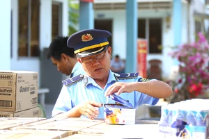 Phát hiện xe tải chở 150 thùng hàng nghi nhập lậu trên quốc lộ 62