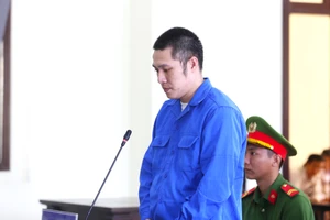 Đâm vợ 12 nhát kéo vì ghen tuông, người chồng lãnh 10 năm tù