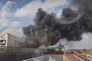 Xe container bốc cháy dữ dội trên cao tốc Trung Lương – Mỹ Thuận