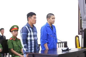 Hai anh em lãnh án tù vì bị nam thanh niên lạng lách, rút súng thị uy 