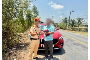 Hàng nghìn logo được CSGT Tây Ninh phát trên Quốc lộ 62 nhắc nhở vi phạm nồng độ cồn