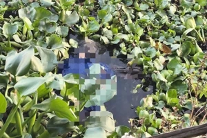 Bé trai hoảng hốt phát hiện xác người trôi trước nhà, báo người lớn