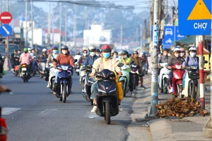 Ngại đường vòng, hàng trăm xe máy “liều mình” đi ngược chiều trên quốc lộ 1A