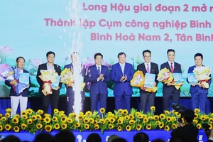 Tây Ninh trao quyết định 3 khu công nghiệp, tăng tốc thu hút doanh nghiệp
