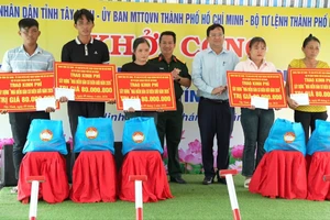 Hơn 190 phần quà và 10 căn nhà tiếp thêm động lực cho người dân Bình Hiệp