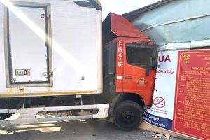 Sự cố mất phanh, xe tải gây sập tường nhà bên đường