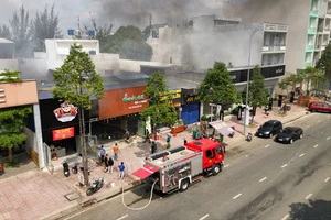 Một quán ăn trên đường Hùng Vương, tỉnh Tây Ninh bất ngờ bốc cháy