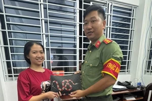 Nhặt được 200 triệu đồng, nữ sinh lớp 8 giao công an trả người mất