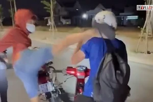 Phẫn nộ clip thiếu niên 16 tuổi bị đánh trên đường đi học về