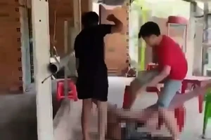 Bé trai 12 tuổi bị đánh vì nợ 100.000 đồng, không tử vong như tin đồn