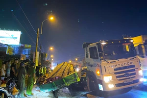 Xe máy thoát nạn khi hàng trăm tấn thép trên xe đầu kéo rơi trúng