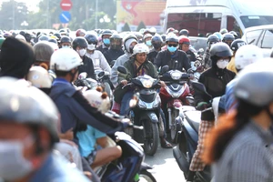 Cao tốc và quốc lộ quá tải, người dân mệt mỏi về miền Tây nghỉ lễ 30-4