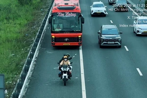 Xe dồn về miền Tây dịp lễ 30-4, CSGT mở làn khẩn cấp “giải cứu” dòng xe