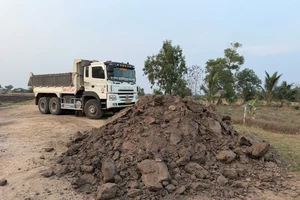 Tây Ninh: Triệt xóa nhóm khai thác đất mặt ruộng, thu lợi hàng trăm triệu đồng