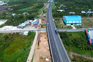 Cận cảnh thi công mở rộng cao tốc TP.HCM - Trung Lương - Mỹ Thuận