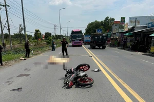 Va chạm cột điện bên đường, nam thanh niên tử vong tại chỗ