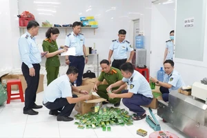 Tây Ninh phá ổ nhóm làm giả dầu gió Eagle Brand, tạm giữ 14 người