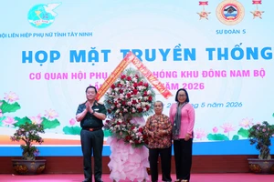 Tri ân những người phụ nữ miền Đông “gian lao mà anh dũng”