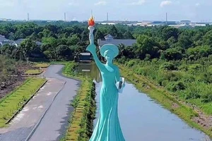 Công trình tượng cao hơn 9 m tại E.City Tân Đức bị yêu cầu ngừng thi công