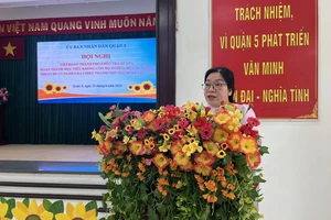 Bà Nguyễn Thị Hồng Hà, Chánh Văn phòng Ban chỉ đạo chương trình Giảm nghèo bền vững TP, Phó Trưởng đoàn phổ biến nội dung và cách thức phúc tra tại Quận 5. Ảnh: QUỐC HƯƠNG.