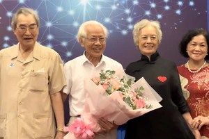 GS Hồ Ngọc Đại chụp ảnh lưu niệm cùng bạn bè, thân hữu.