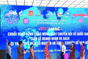 Các đại biểu trong buổi khai mạc hoat động chào mừng Ngày chuyển đổi số quốc gia.