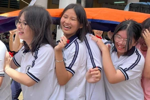 Học sinh trường THPT Chuyên Trần Đại Nghĩa tham gia trò chơi vào ngày khai giảng năm học 2023-2024.