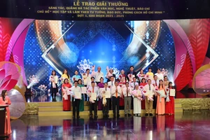 Ban tổ chức chụp ảnh lưu niệm cùng các tác giả đoạt giải thưởng sáng tác, quảng bá tác phẩm văn học, nghệ thuật, báo chí.