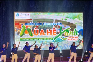 Tiết mục biểu diễn của Câu lạc bộ Văn nghệ xung kích (Trường ĐH Kinh tế - Luật, ĐH Quốc gia TP. HCM).