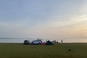 Dân phượt thích thú cắm trại ở hồ Dầu Tiếng