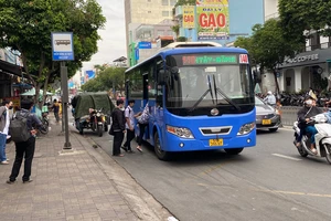Đi xe buýt ở TP.HCM chỉ cần quẹt thẻ nhưng...khách chưa quen