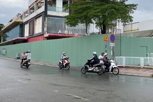 TP.HCM: Bất chấp biển cấm, nhiều người vẫn lưu thông ngược chiều