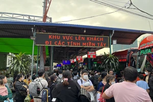 Ngày đầu nghỉ lễ: Bến xe miền Tây nườm nượp hành khách về quê 