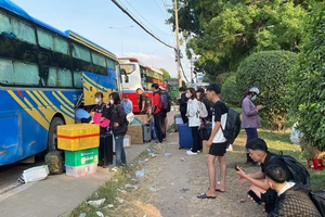 Người dân lỉnh kỉnh đồ đạc rời TP.HCM về quê nghỉ Tết sớm