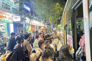 Nhộn nhịp hành khách rời TP.HCM về quê ăn Tết