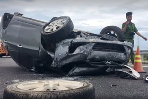Thai phụ kêu cứu trong ô tô bị lật trên cao tốc