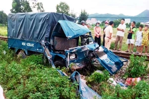 Tàu hỏa hất văng ô tô tải, 2 người đàn ông trọng thương