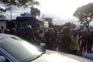 Cảnh sát chặn bắt cô gái lái Mercedes lạng lách trên đường