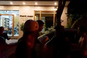 1 người Hàn Quốc vào ô tô của nguyên phó giám đốc sở