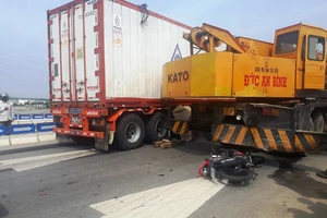 Người đàn ông bị container kéo lê trên cao tốc