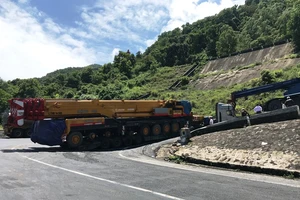 Xe đầu kéo gặp sự cố, đèo Hải Vân kẹt cứng nhiều giờ liền